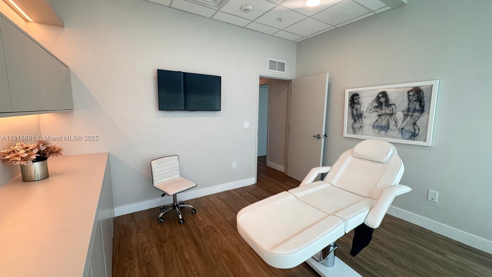 1004  /   кв.футов $ 2025-11-22 0 Фото