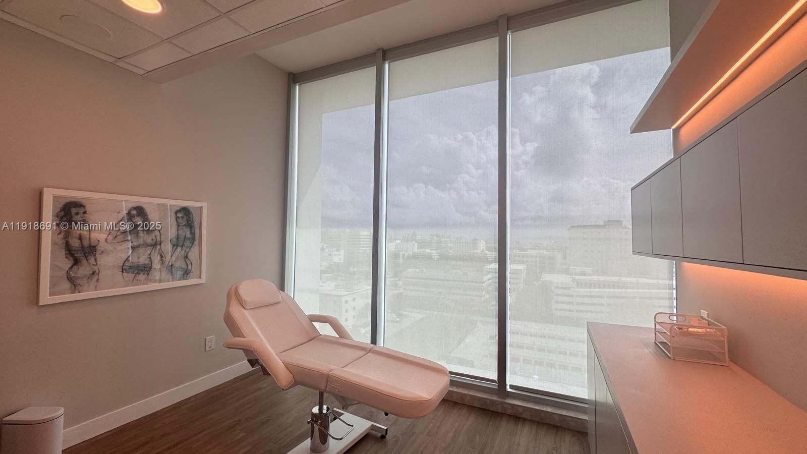 1004  /   кв.футов $ 2025-11-22 0 Фото