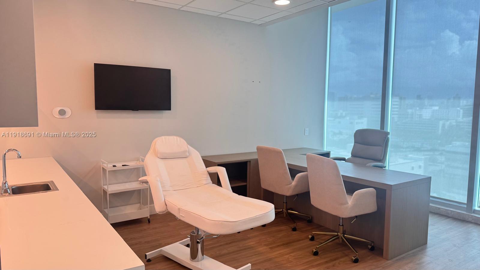 1004  /   кв.футов $ 2025-11-22 0 Фото