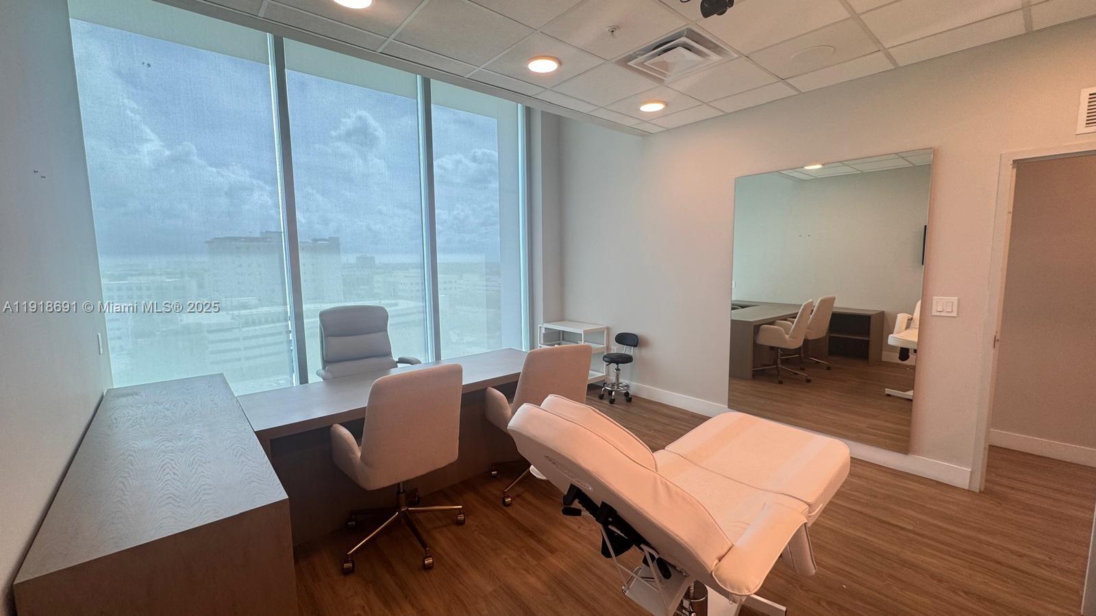 1004  /   кв.футов $ 2025-11-22 0 Фото