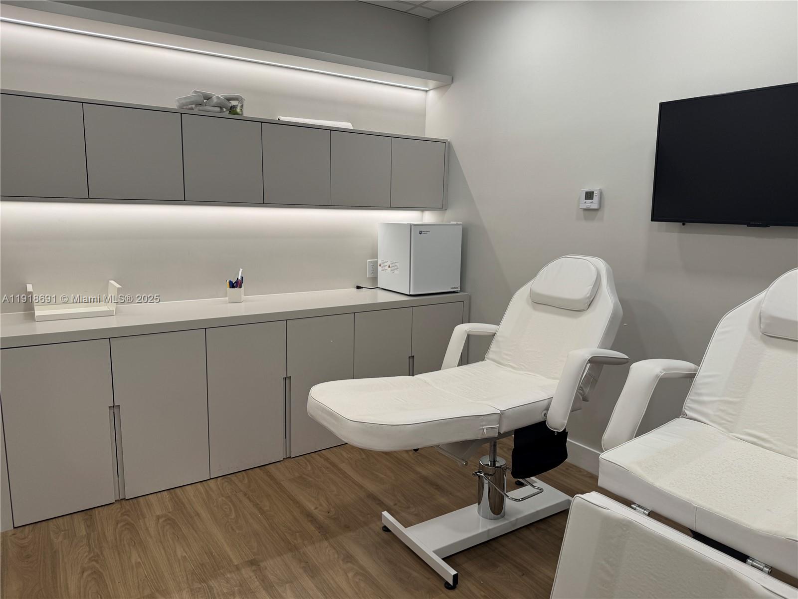 1004  /   кв.футов $ 2025-11-22 0 Фото