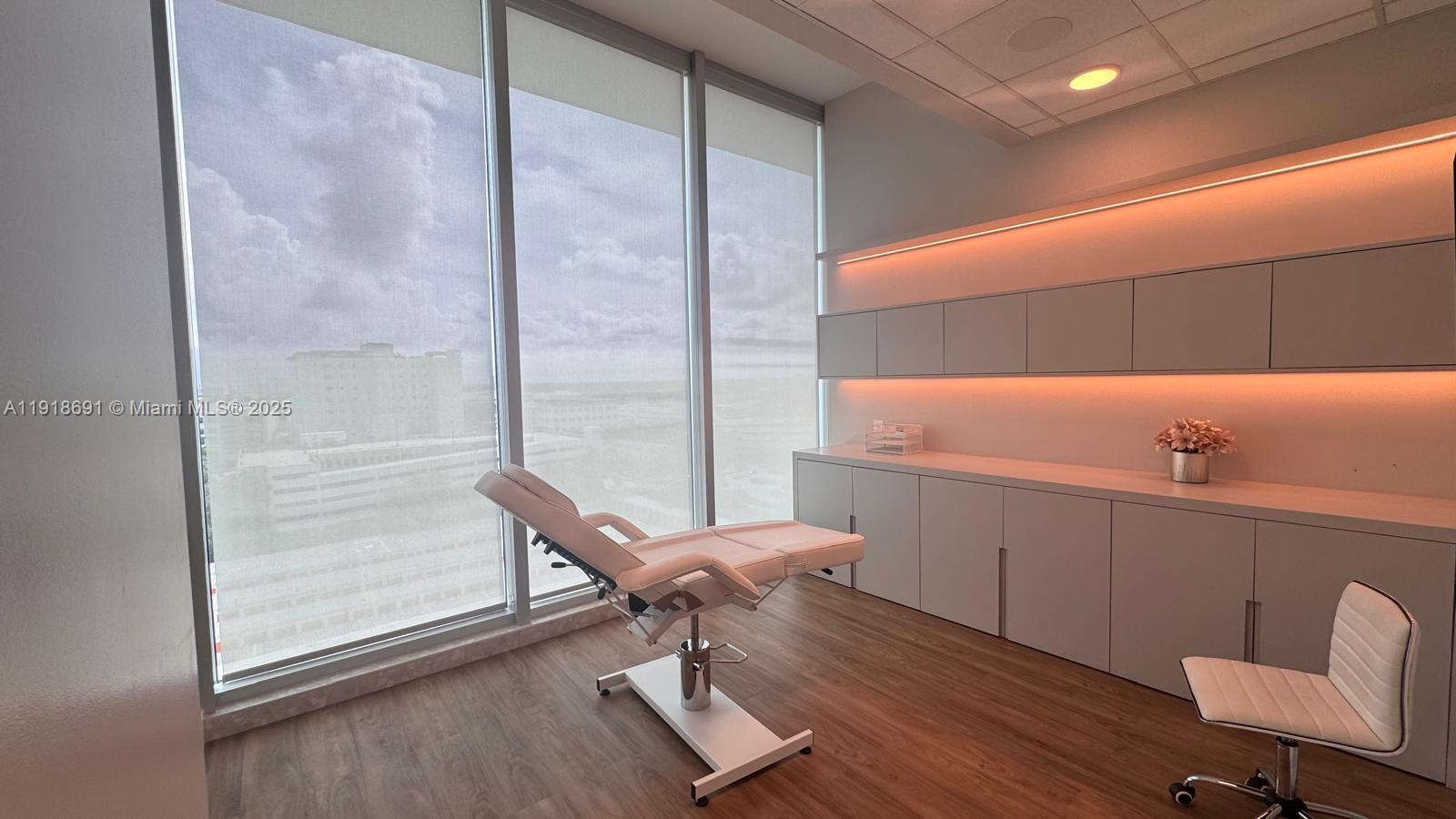 1004  /   кв.футов $ 2025-11-22 0 Фото