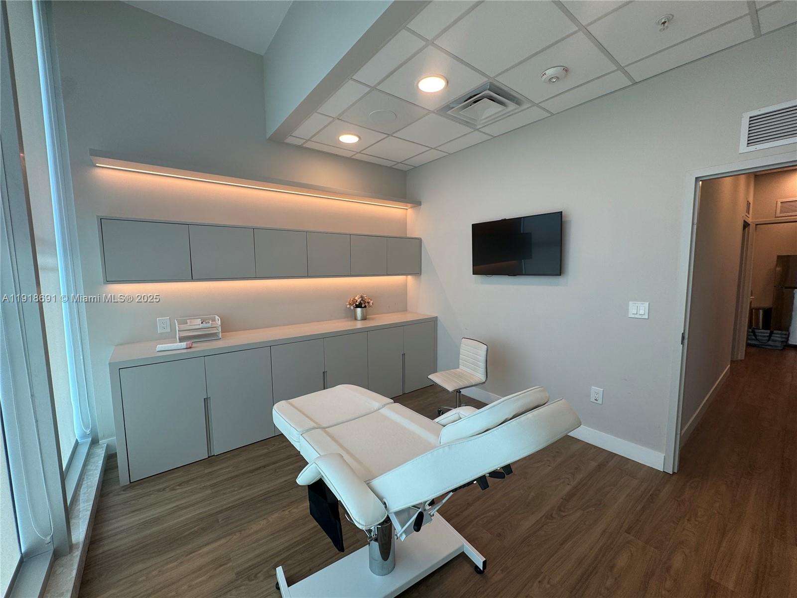 1004  /   кв.футов $ 2025-11-22 0 Фото