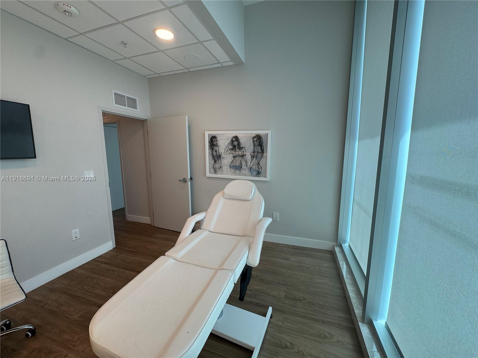 1004  /   кв.футов $ 2025-11-22 0 Фото