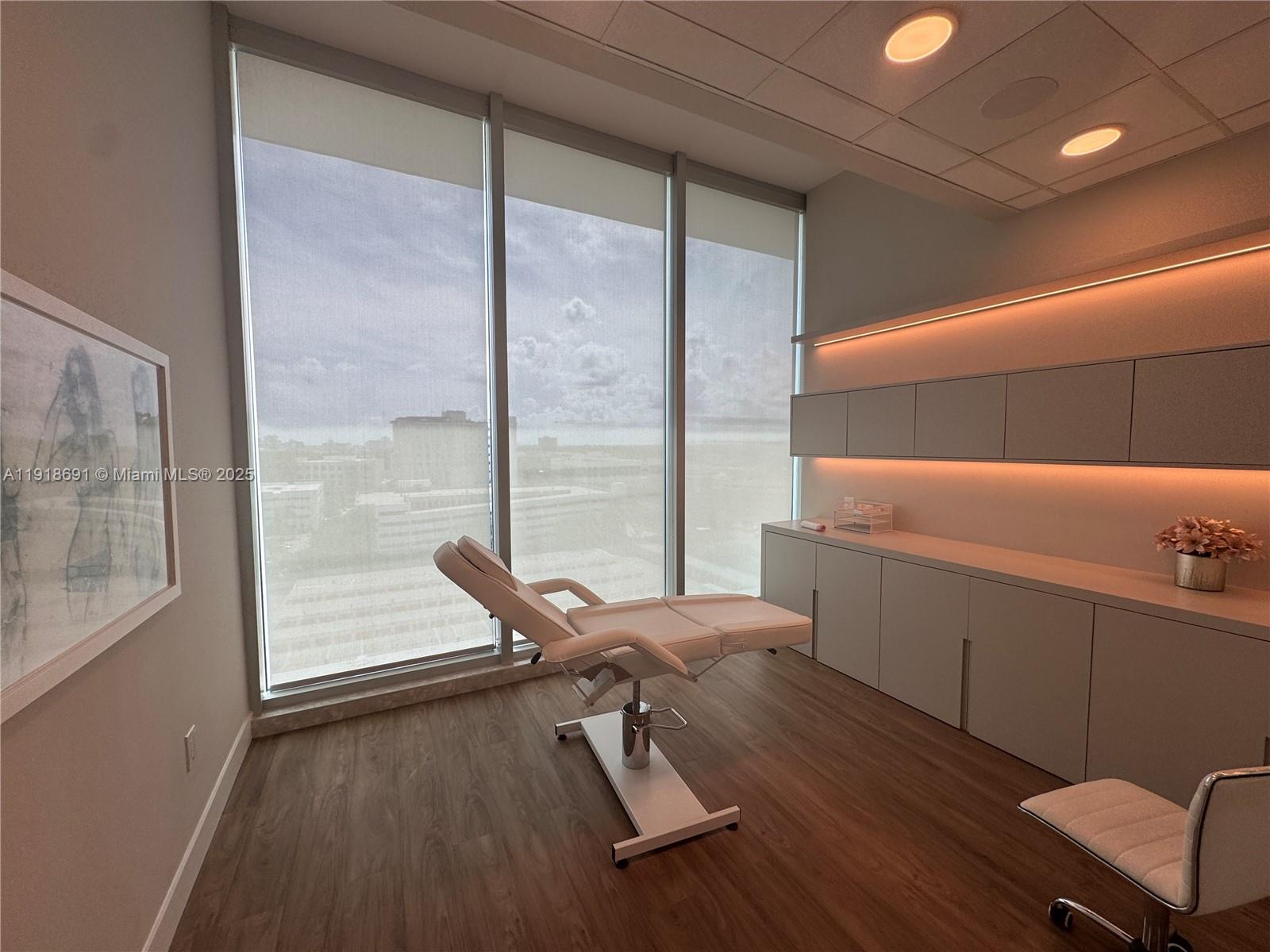 1004  /   кв.футов $ 2025-11-22 0 Фото