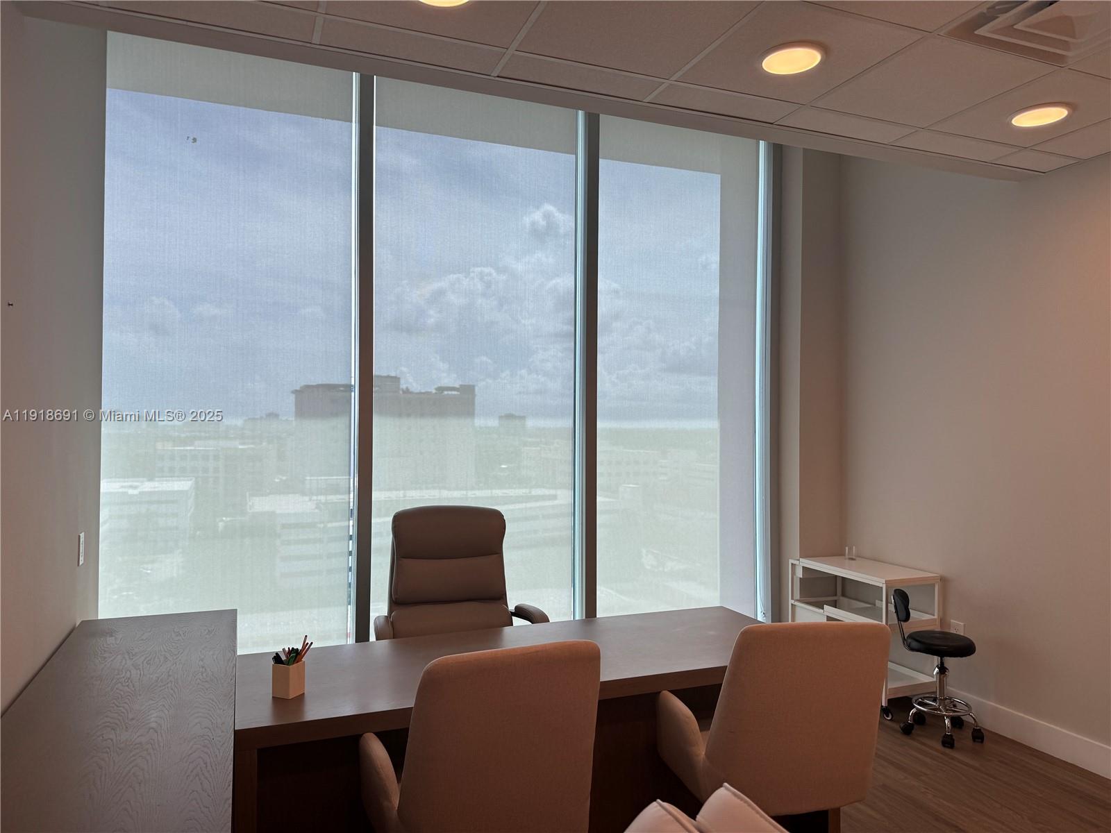 1004  /   кв.футов $ 2025-11-22 0 Фото