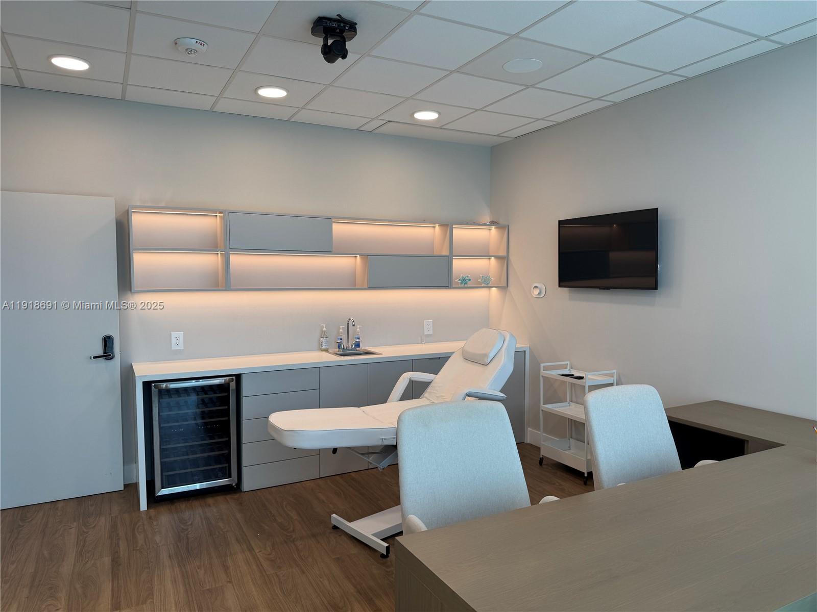 1004  /   кв.футов $ 2025-11-22 0 Фото