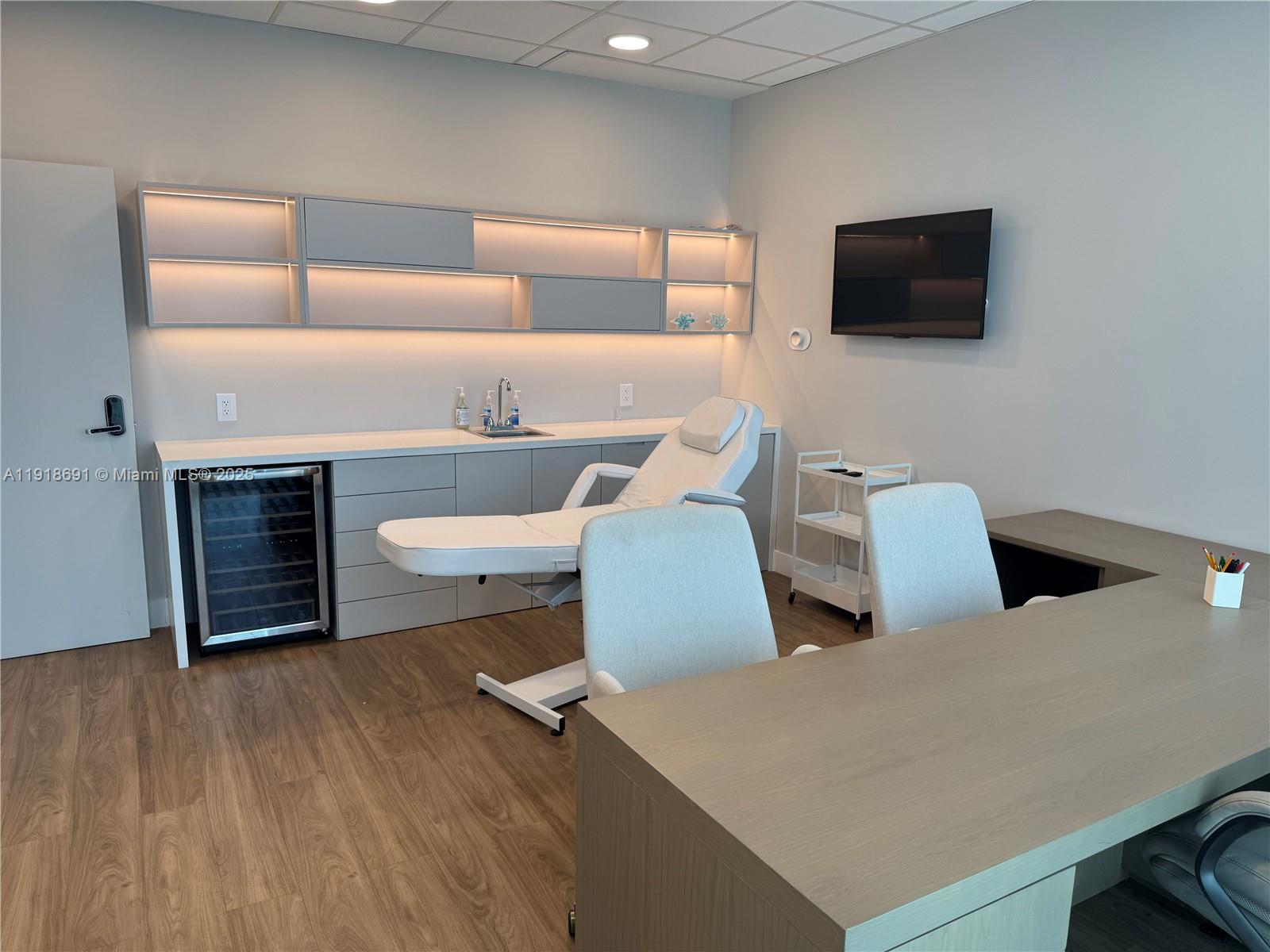 1004  /   кв.футов $ 2025-11-22 0 Фото