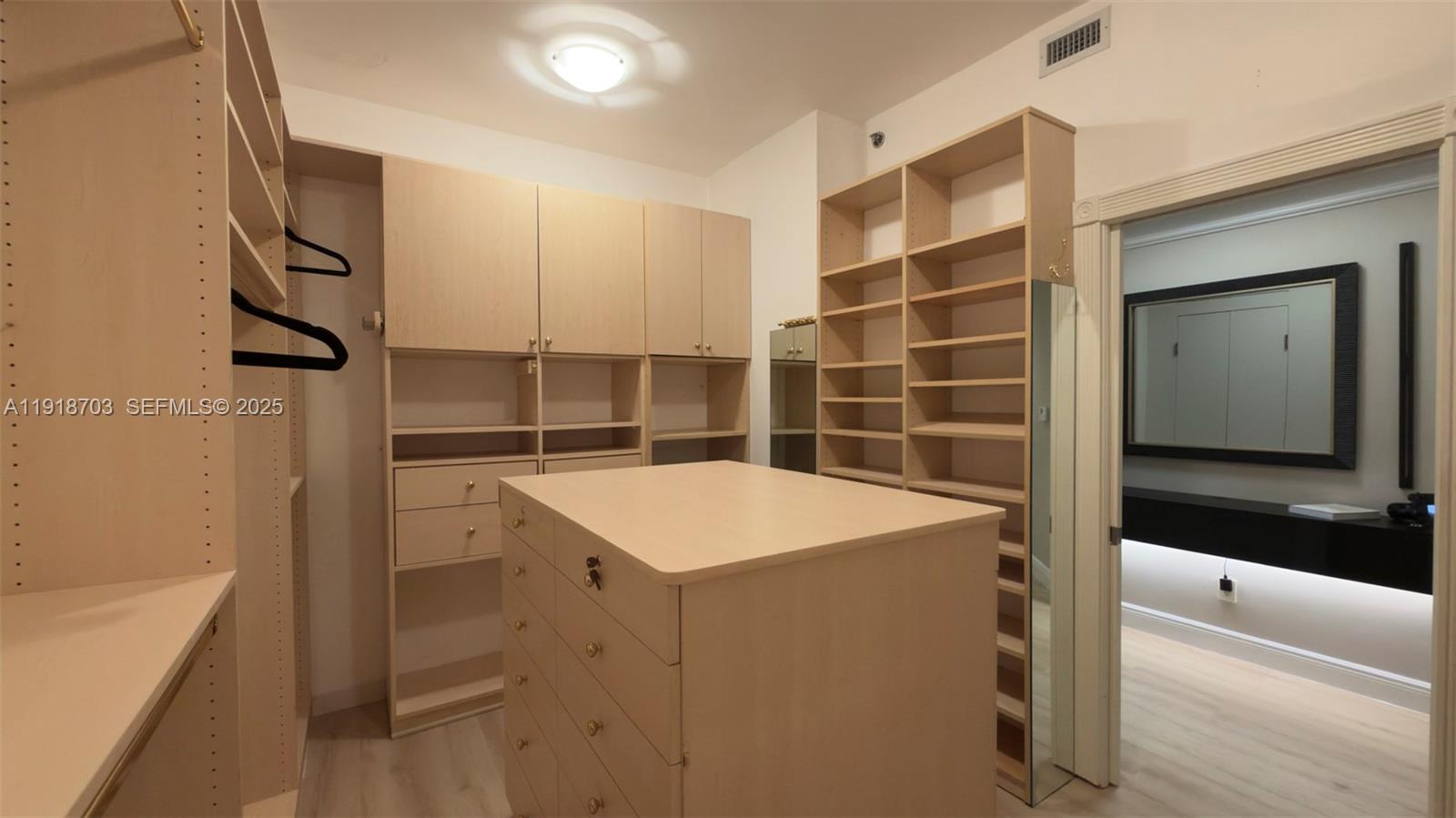 See details 3004 3 / 3 2560 sq. ft. $ 2025-11-22 0 Photo