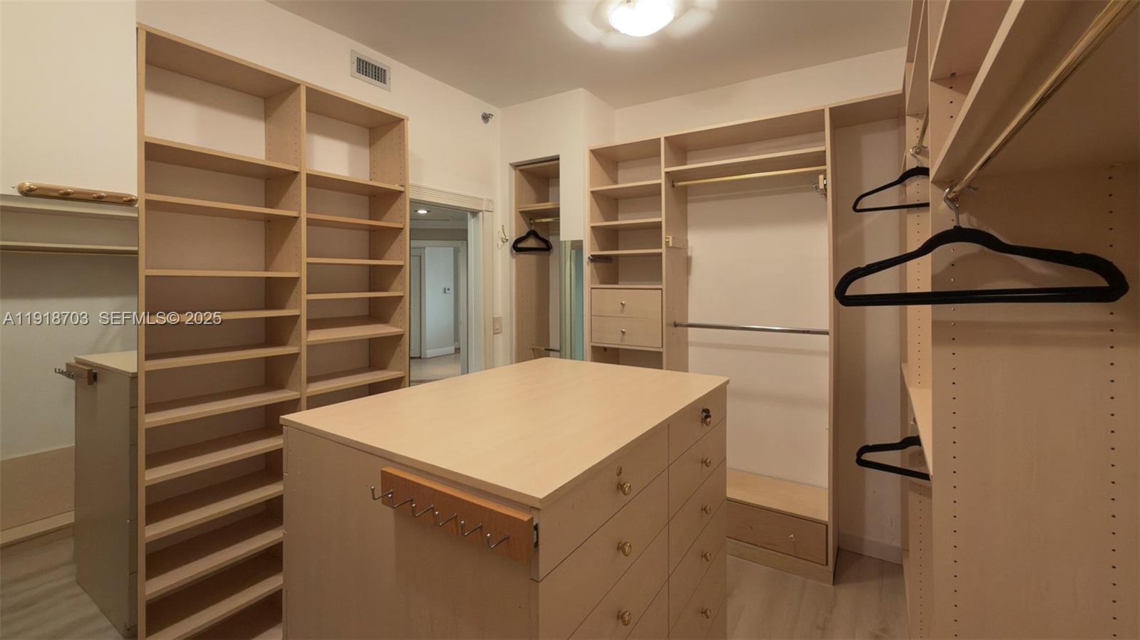 See details 3004 3 / 3 2560 sq. ft. $ 2025-11-22 0 Photo