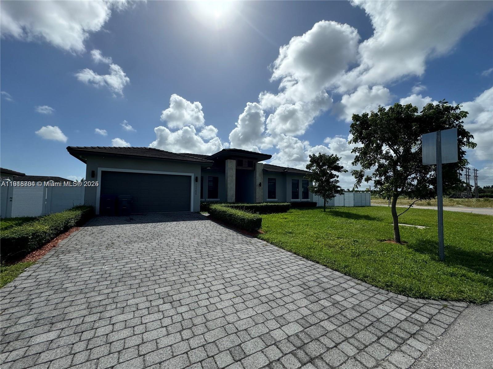 13284 4 / 4 2511 sq. ft. $ 2025-11-22 0 Photo