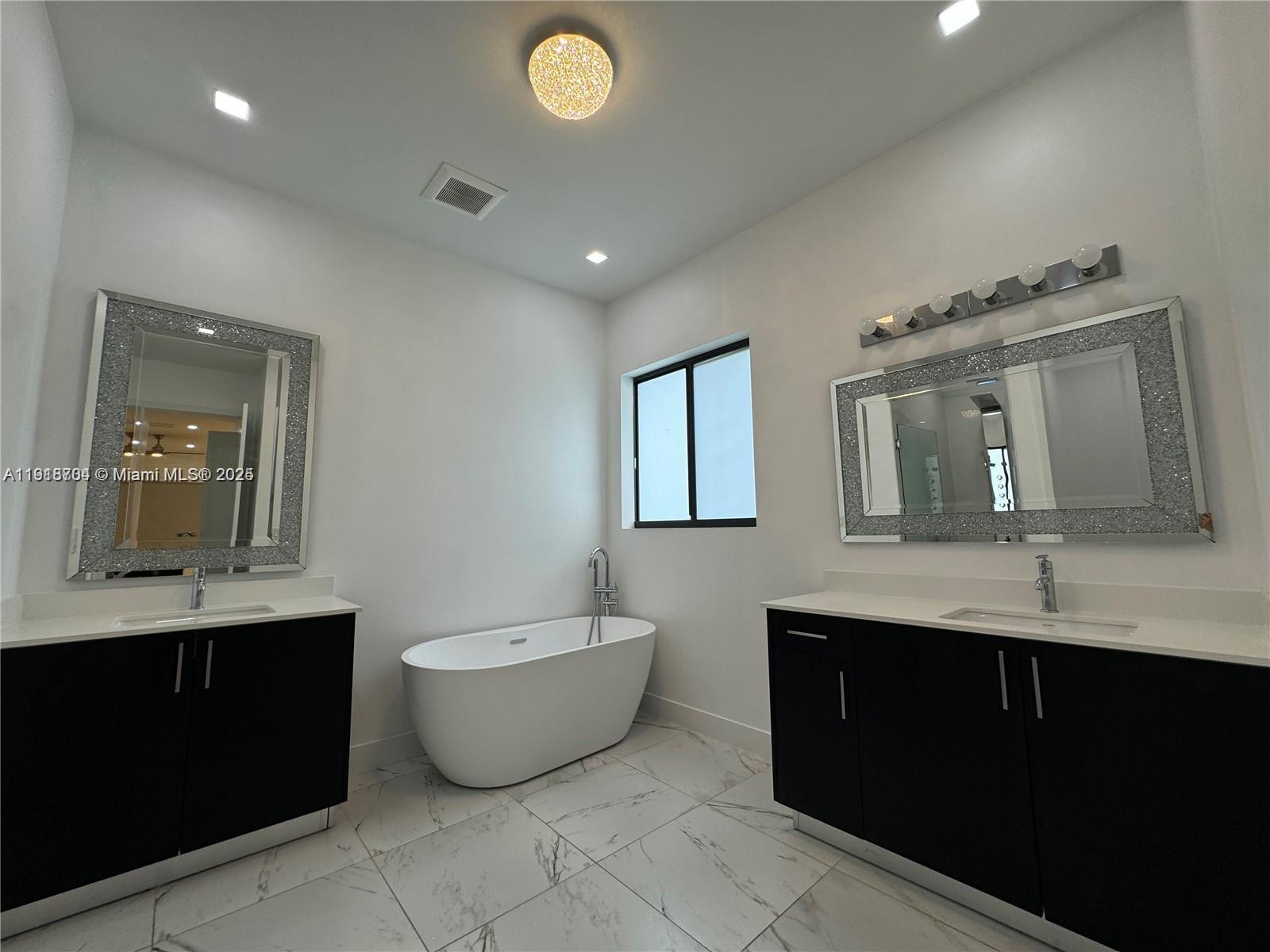 13284 4 / 4 2511 sq. ft. $ 2025-11-22 0 Photo