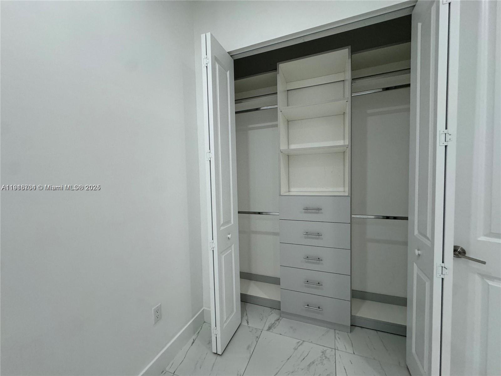 13284 4 / 4 2511 sq. ft. $ 2025-11-22 0 Photo