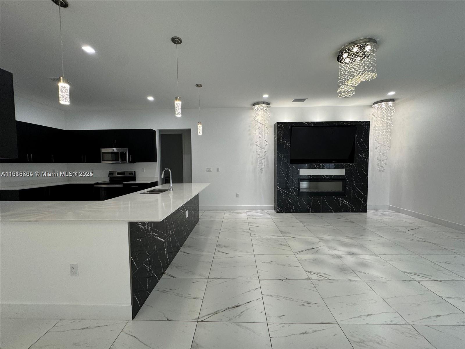 13284 4 / 4 2511 sq. ft. $ 2025-11-22 0 Photo