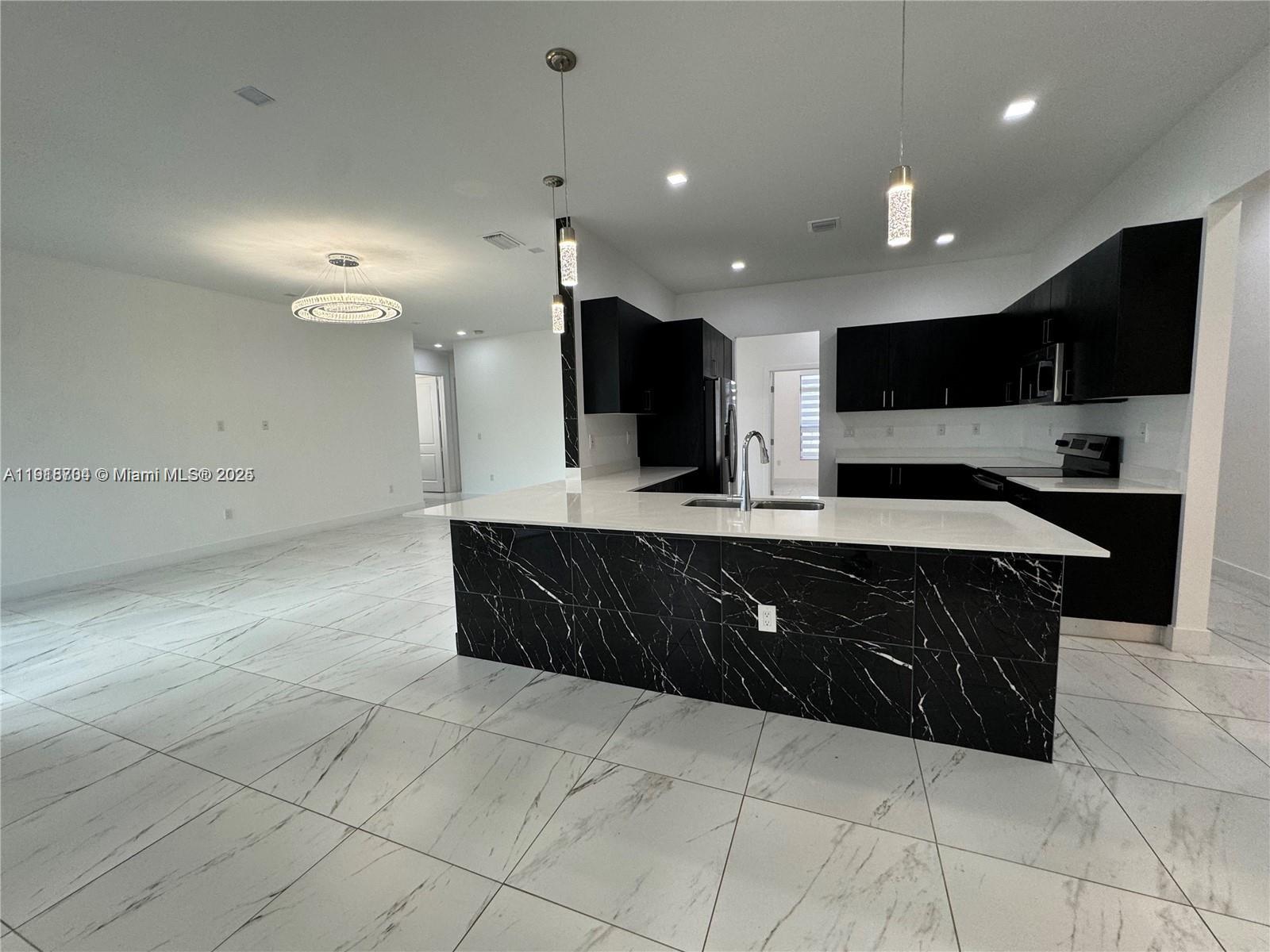 13284 4 / 4 2511 sq. ft. $ 2025-11-22 0 Photo