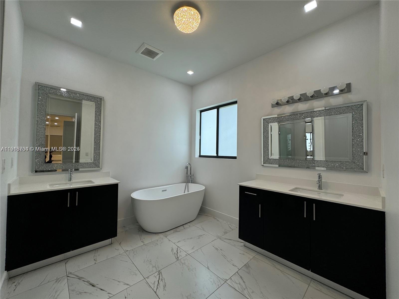 13284 4 / 4 2511 sq. ft. $ 2025-11-22 0 Photo