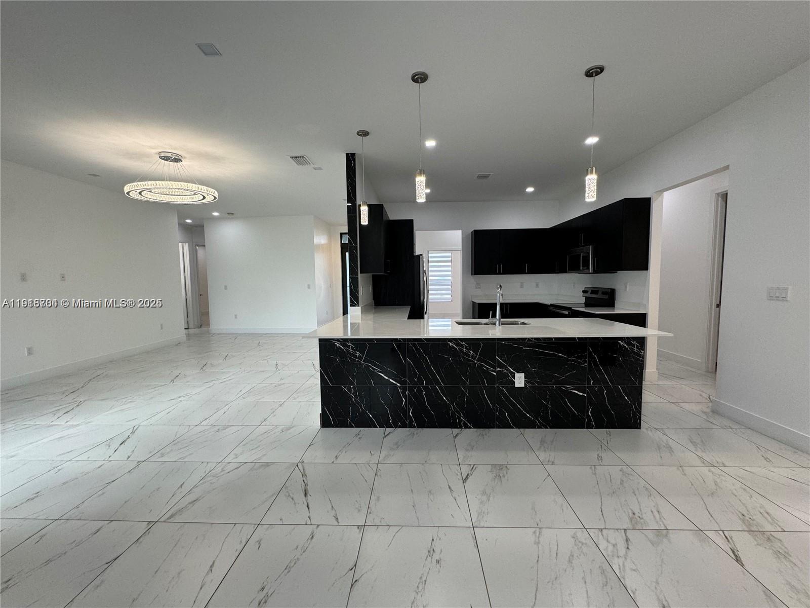 13284 4 / 4 2511 sq. ft. $ 2025-11-22 0 Photo