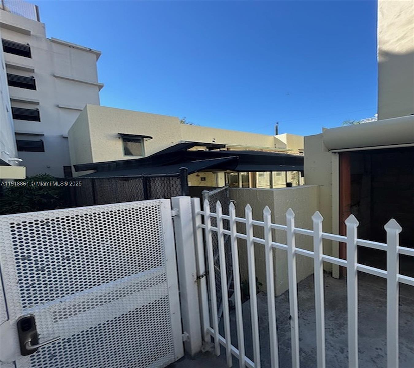   /   sq. ft. $ 2025-11-23 0 foto