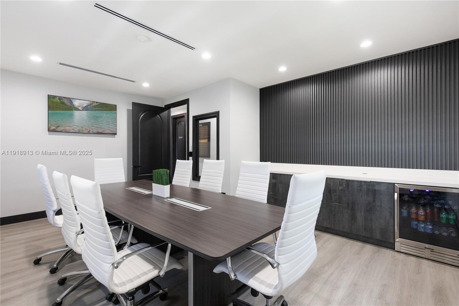 See details / sq. ft. $ 2025-11-23 0 Photo