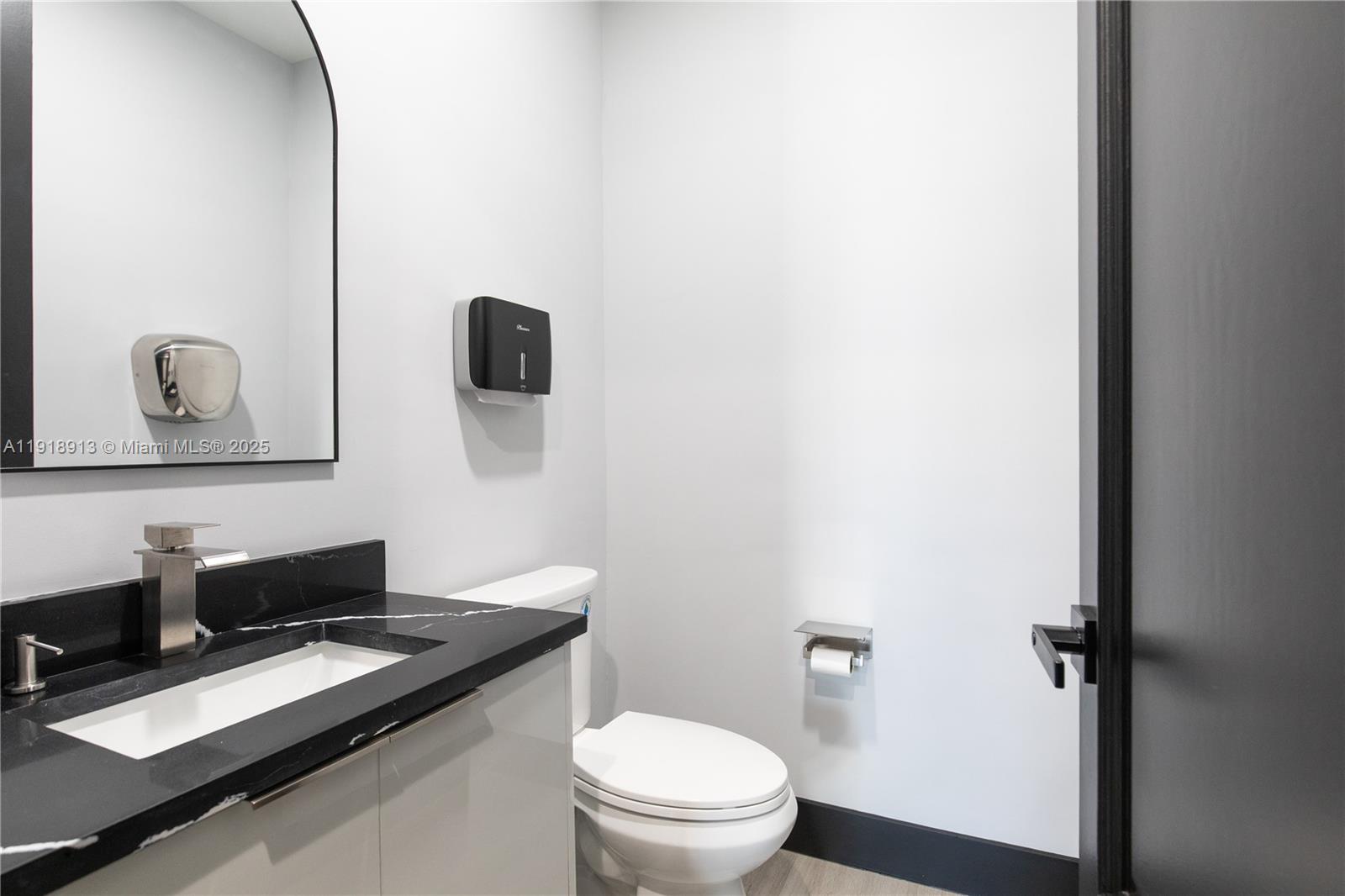 See details / sq. ft. $ 2025-11-23 0 Photo