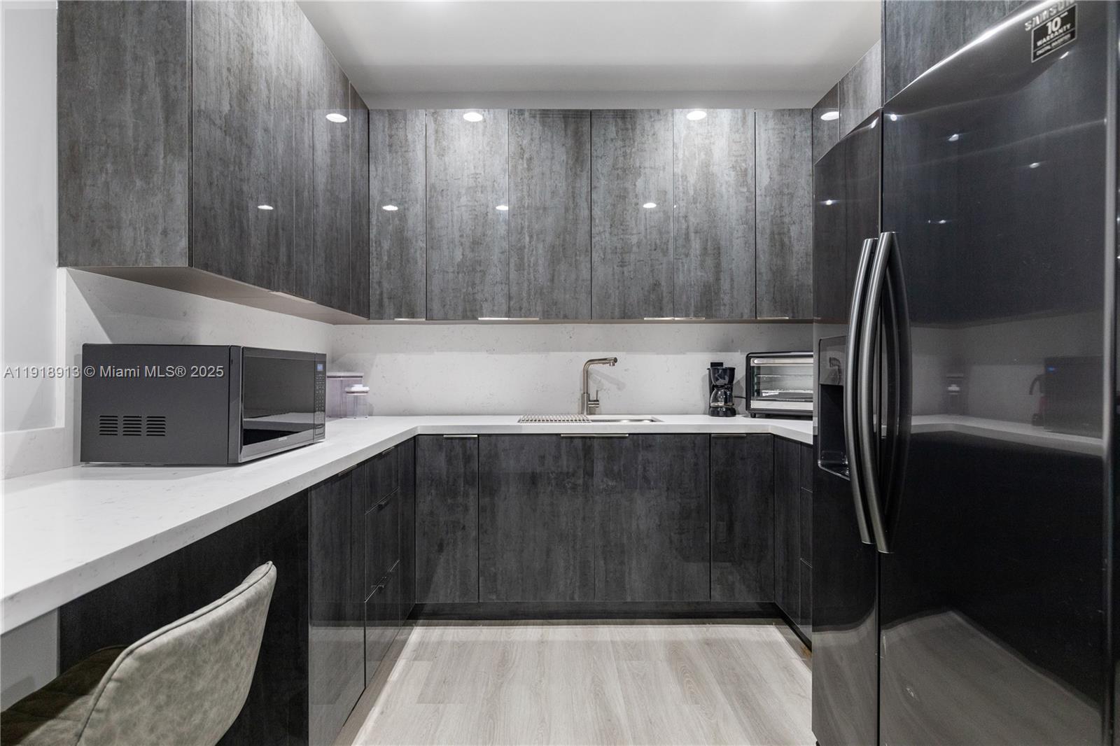 See details / sq. ft. $ 2025-11-23 0 Photo