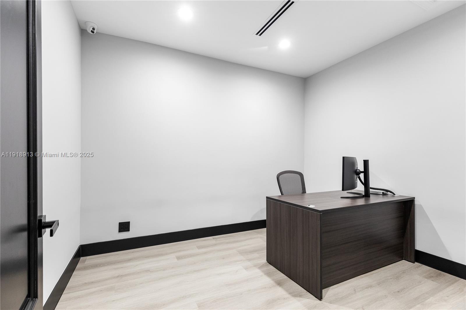 See details / sq. ft. $ 2025-11-23 0 Photo