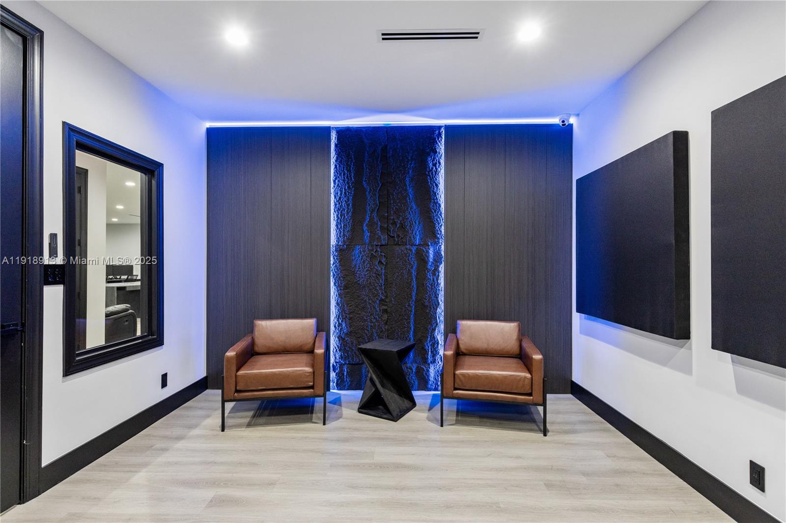 See details / sq. ft. $ 2025-11-23 0 Photo