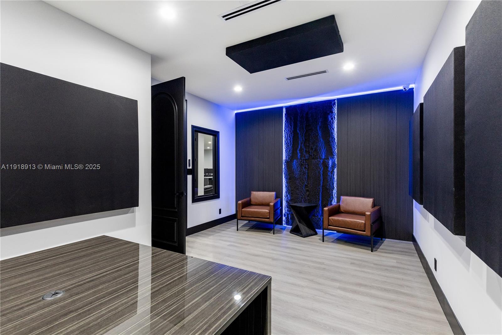 See details / sq. ft. $ 2025-11-23 0 Photo