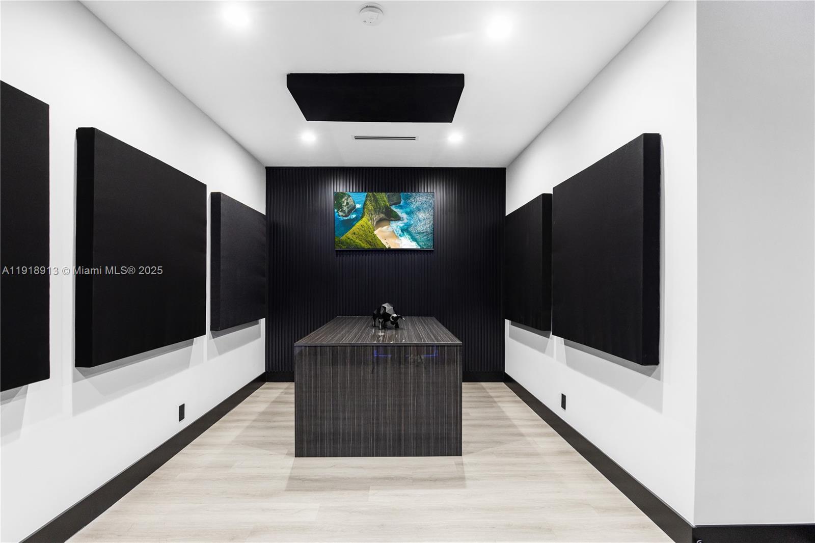 See details / sq. ft. $ 2025-11-23 0 Photo