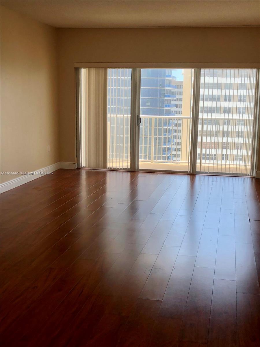 Ver detalles 20A 1 / 2 870 sq. ft. $ 2025-11-24 0 foto