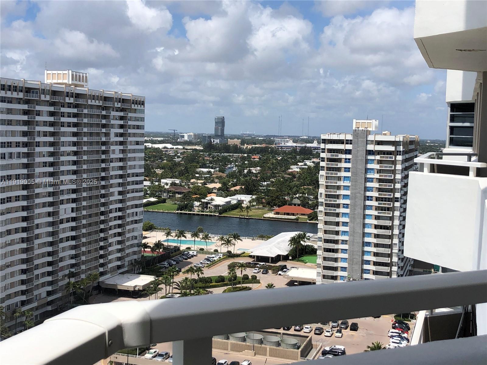 Ver detalles 20A 1 / 2 870 sq. ft. $ 2025-11-24 0 foto