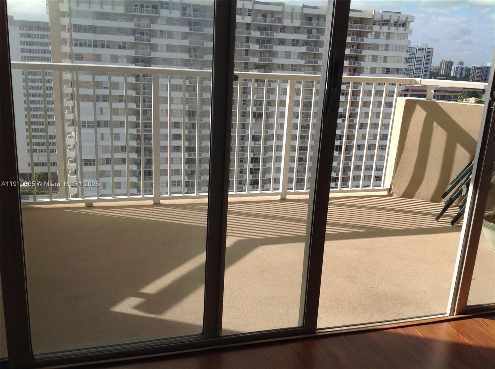 Ver detalles 20A 1 / 2 870 sq. ft. $ 2025-11-24 0 foto