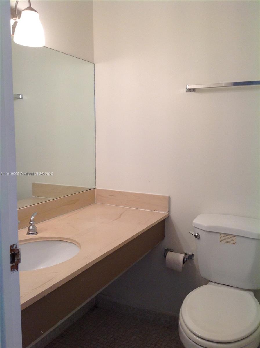 Ver detalles 20A 1 / 2 870 sq. ft. $ 2025-11-24 0 foto