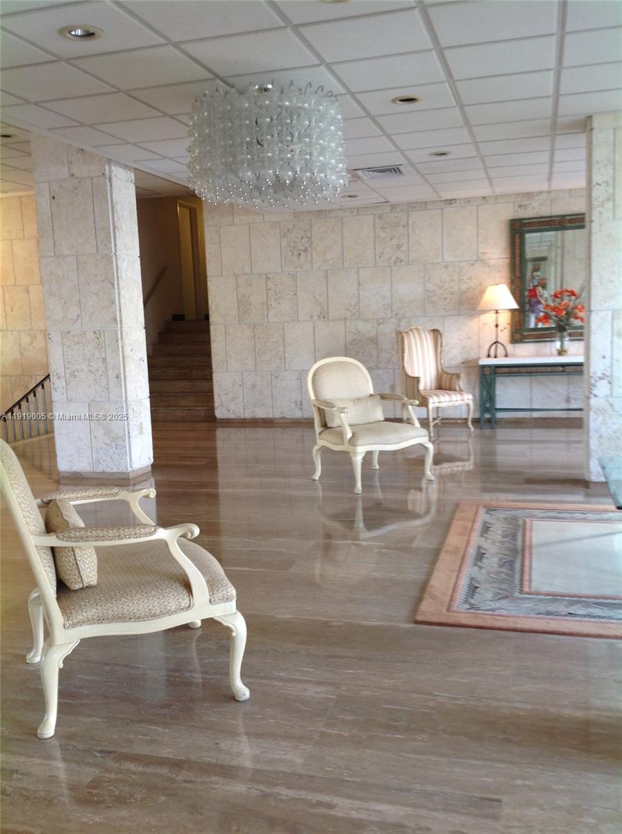 Ver detalles 20A 1 / 2 870 sq. ft. $ 2025-11-24 0 foto