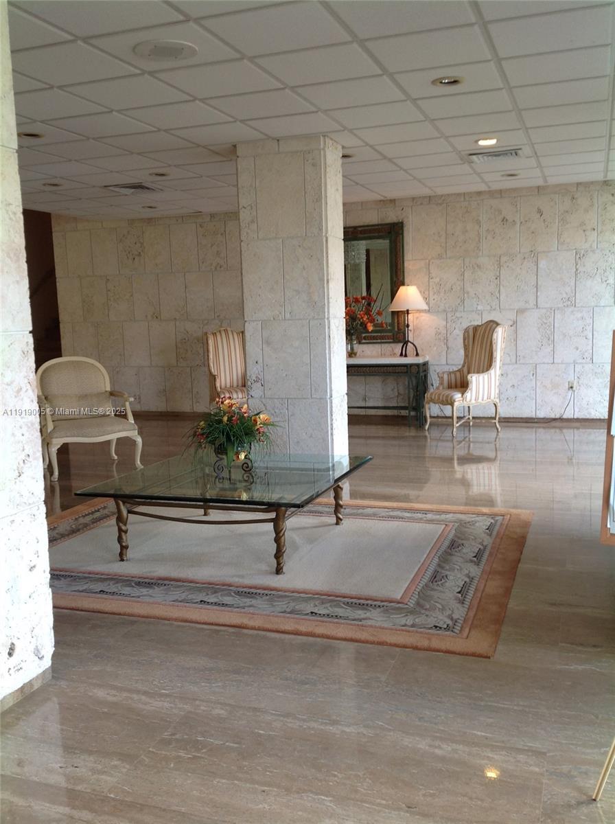 Ver detalles 20A 1 / 2 870 sq. ft. $ 2025-11-24 0 foto