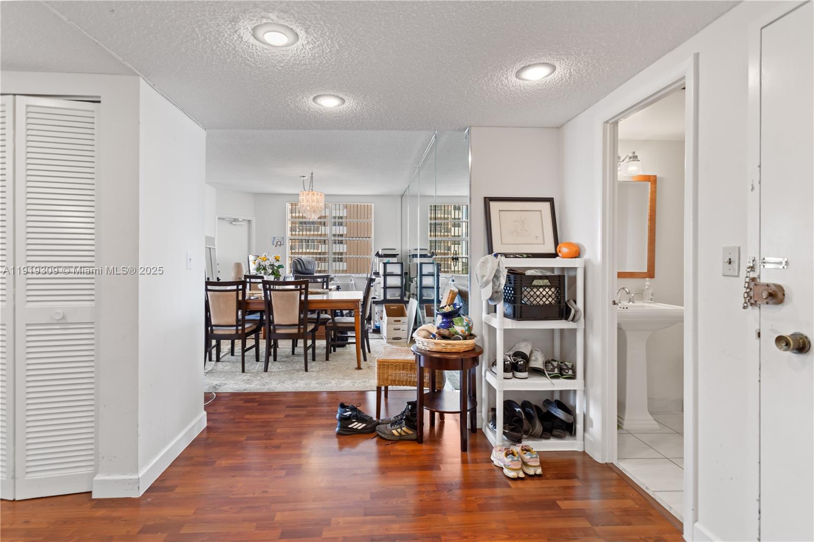 8Q 3 / 3 1740 sq. ft. $ 2025-11-24 0 Photo