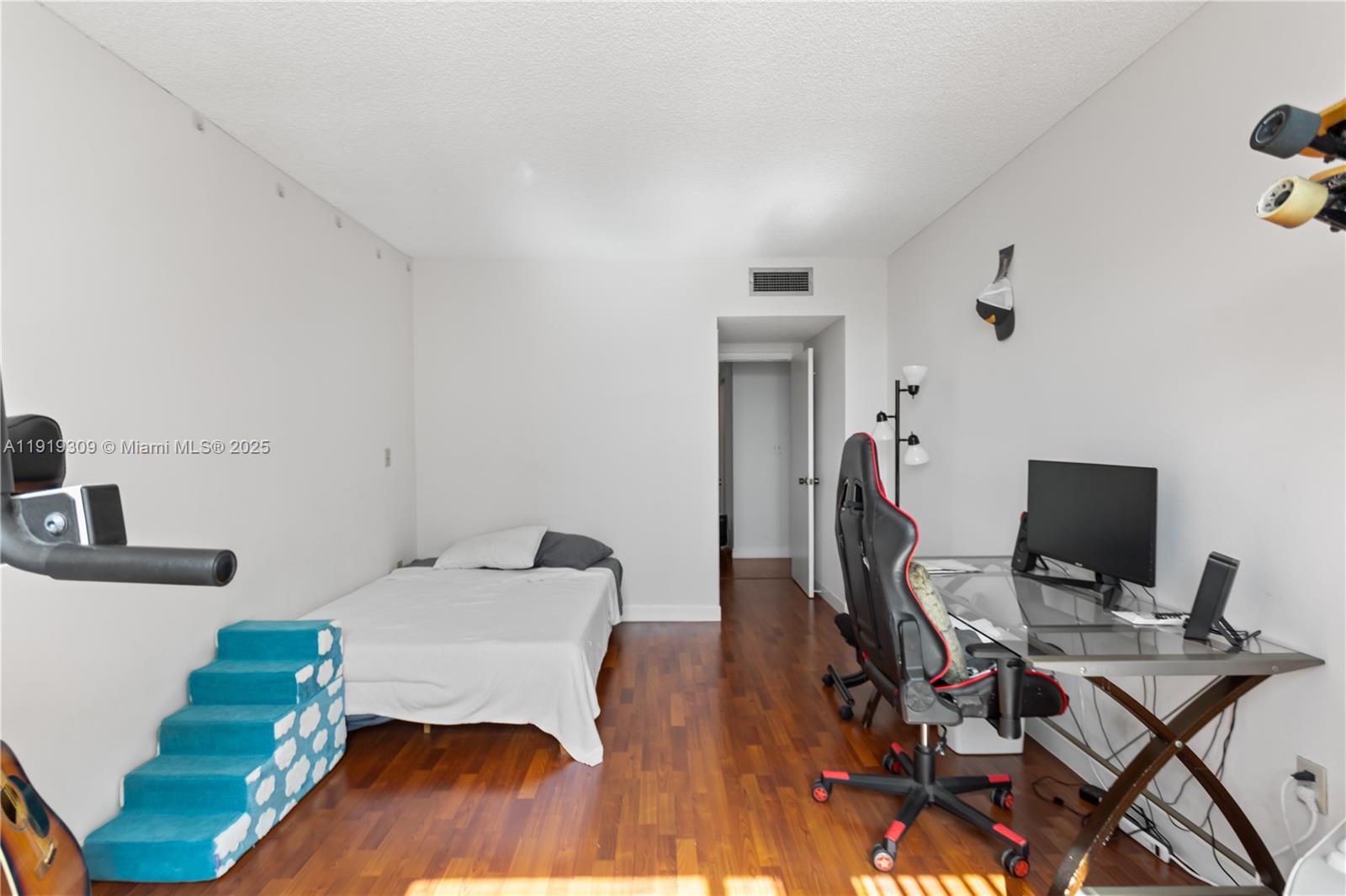 8Q 3 / 3 1740 sq. ft. $ 2025-11-24 0 Photo