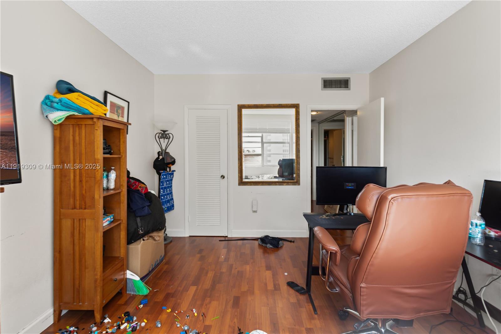 8Q 3 / 3 1740 sq. ft. $ 2025-11-24 0 Photo