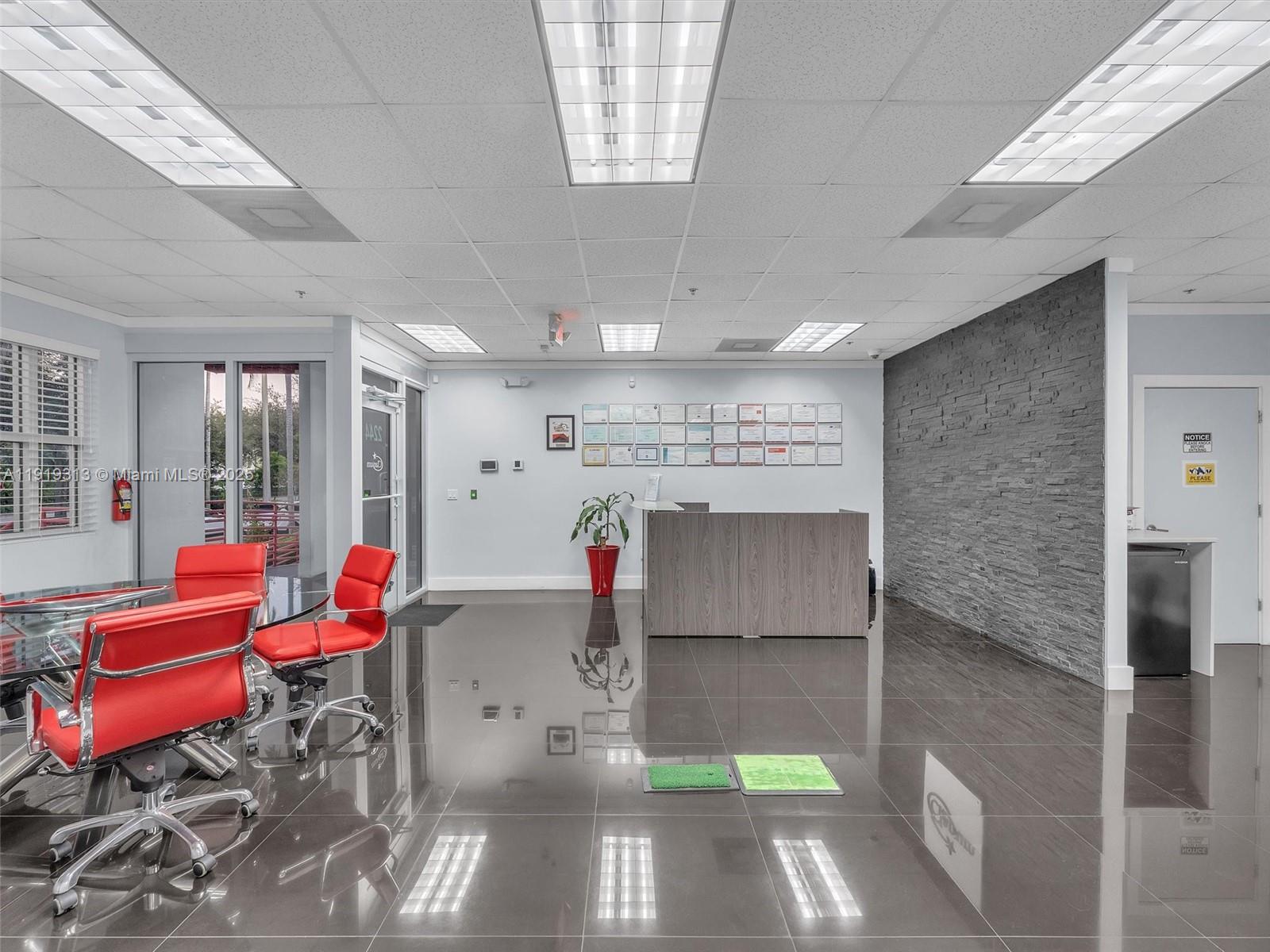 Подробнее / кв.футов $ 2025-11-24 0 Фото