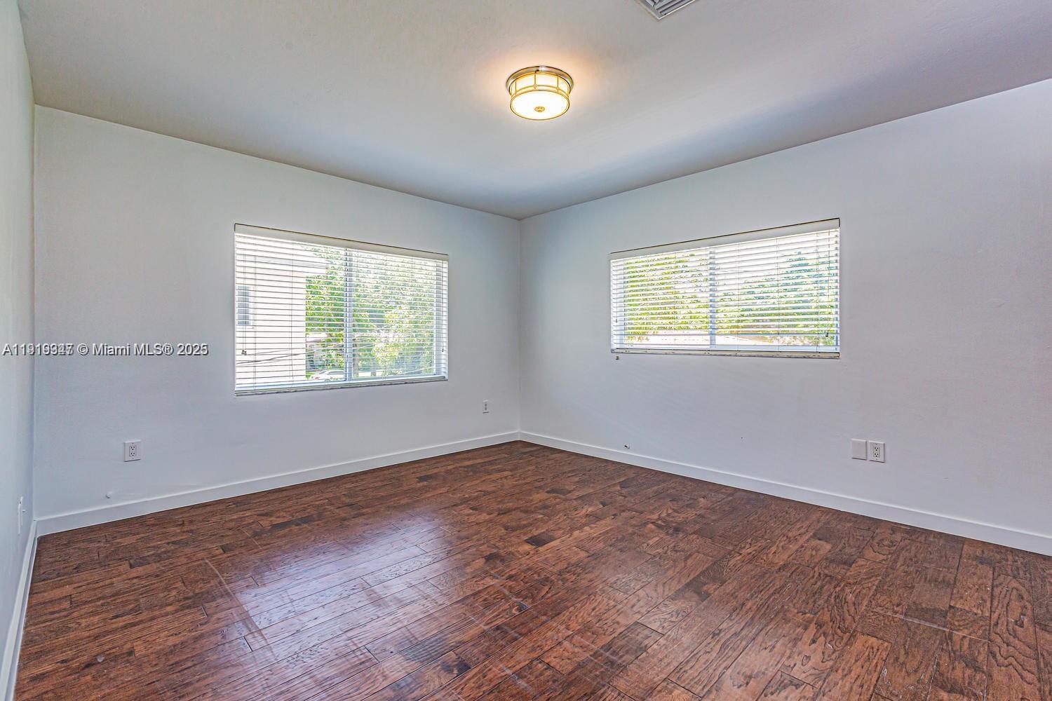 See details / 1600 sq. ft. $ 2025-11-24 0 Photo