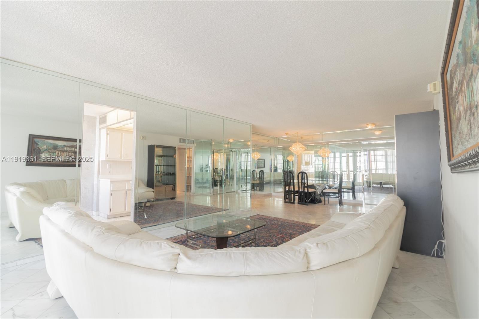 1701 2 / 2 1488 кв.футов $ 2025-11-24 0 Фото