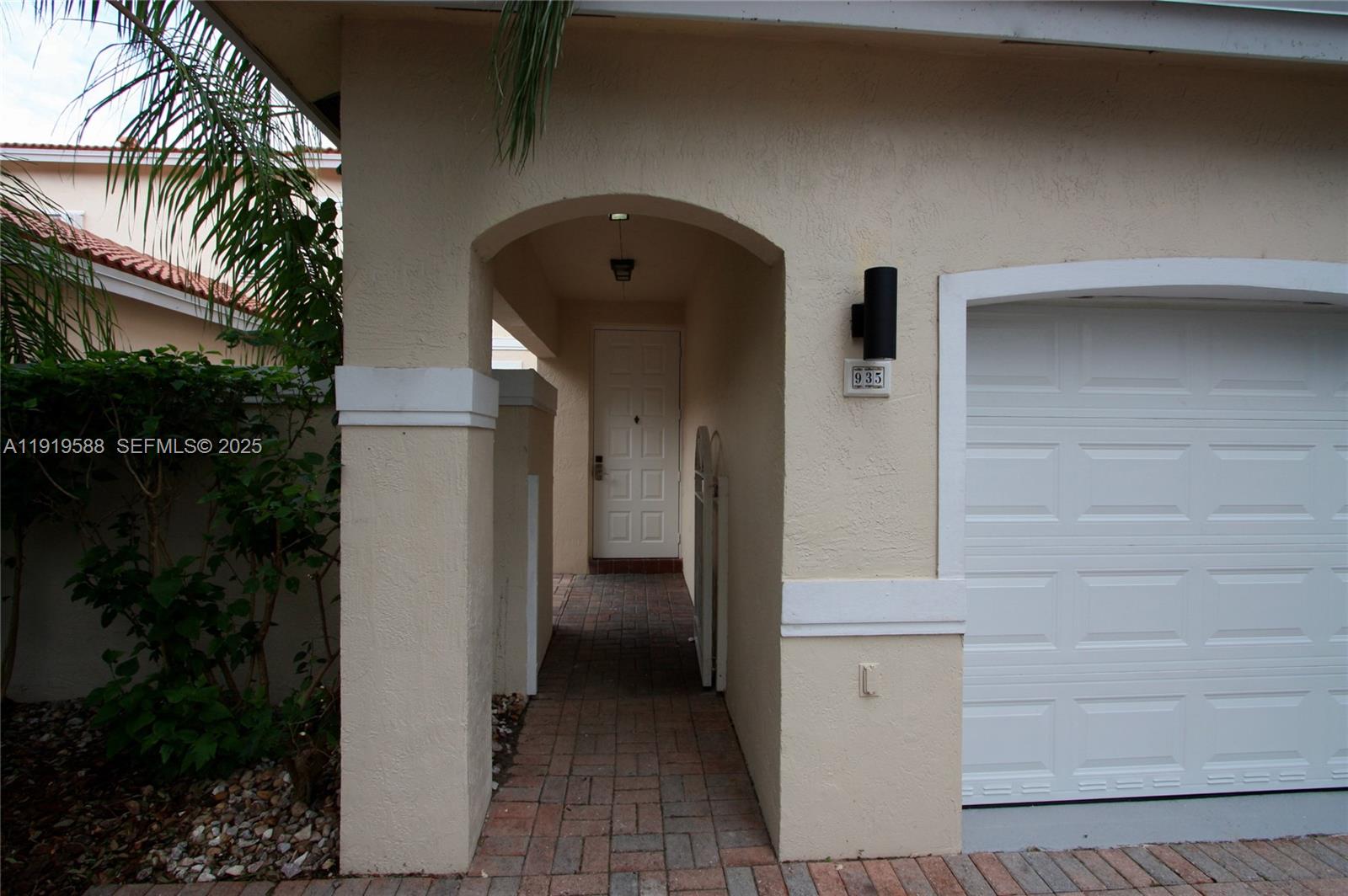 Photo of 935 Lemonwood Ct  (935), Hollywood, Florida, 33019 - Entry