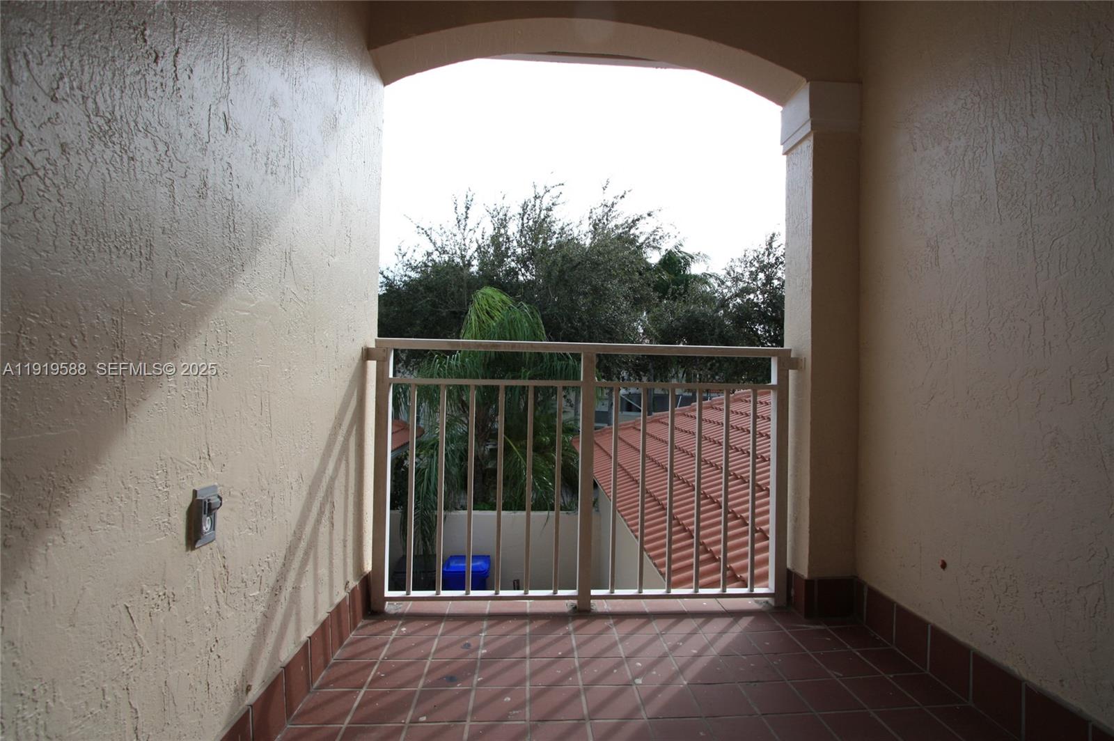 Photo of 935 Lemonwood Ct  (935), Hollywood, Florida, 33019 - 