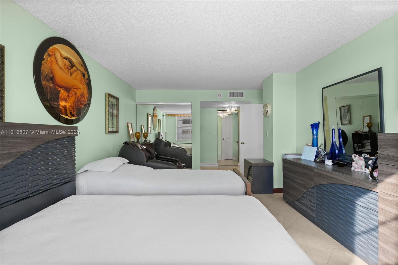 1109 2 / 2 1233 кв.футов $ 2025-11-24 0 Фото