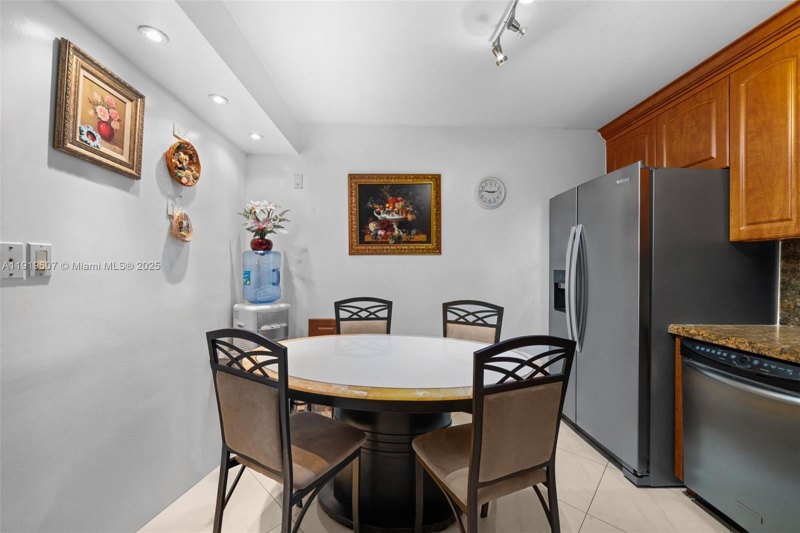 1109 2 / 2 1233 кв.футов $ 2025-11-24 0 Фото