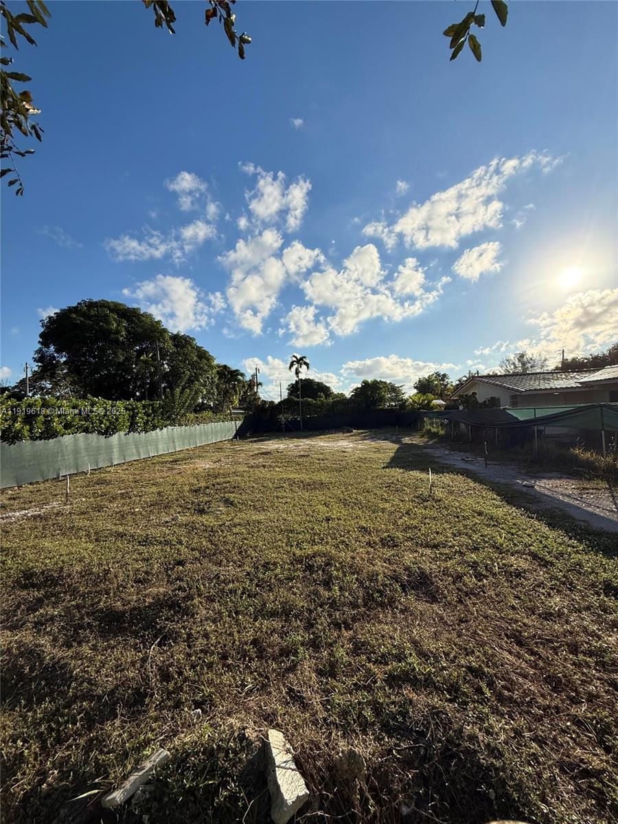   /   кв.футов $ 2025-11-24 0 Фото