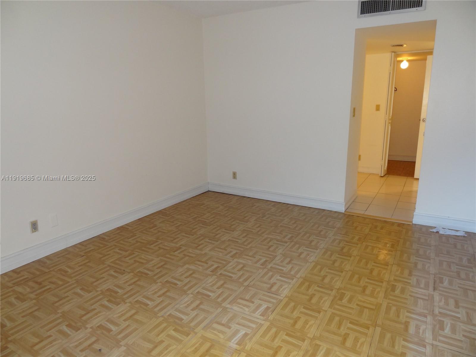 EI506 1 / 1 741 sq. ft. $ 2025-11-25 0 Photo