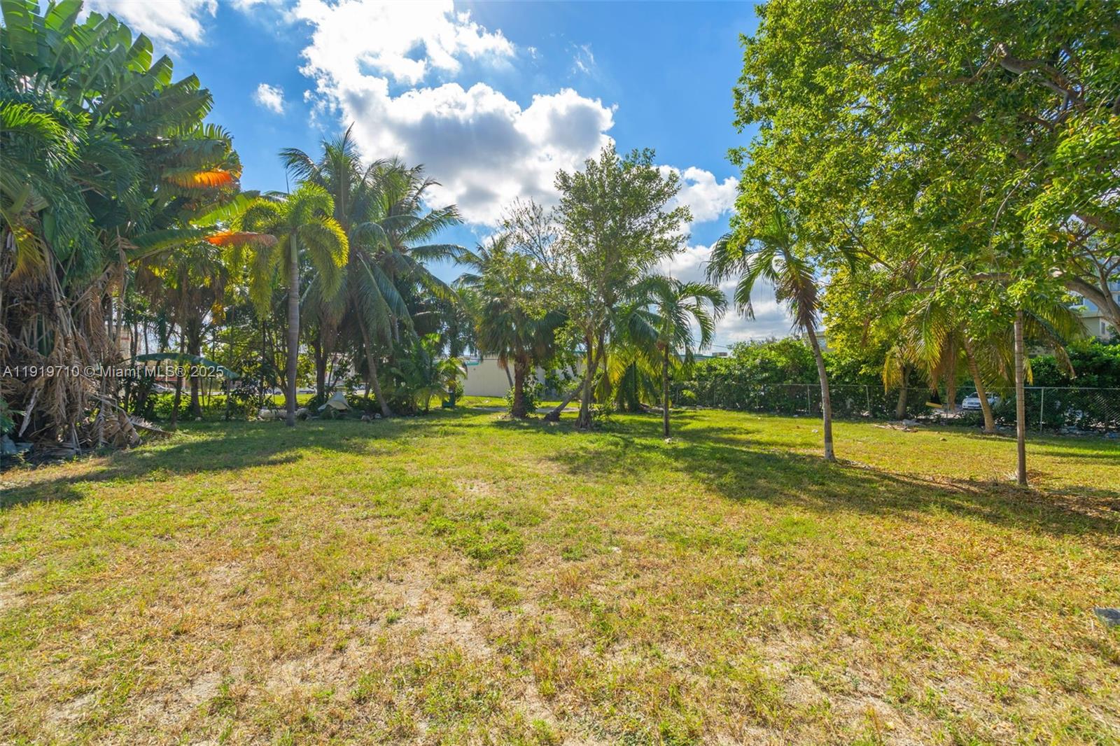   /   кв.футов $ 2025-11-25 0 Фото