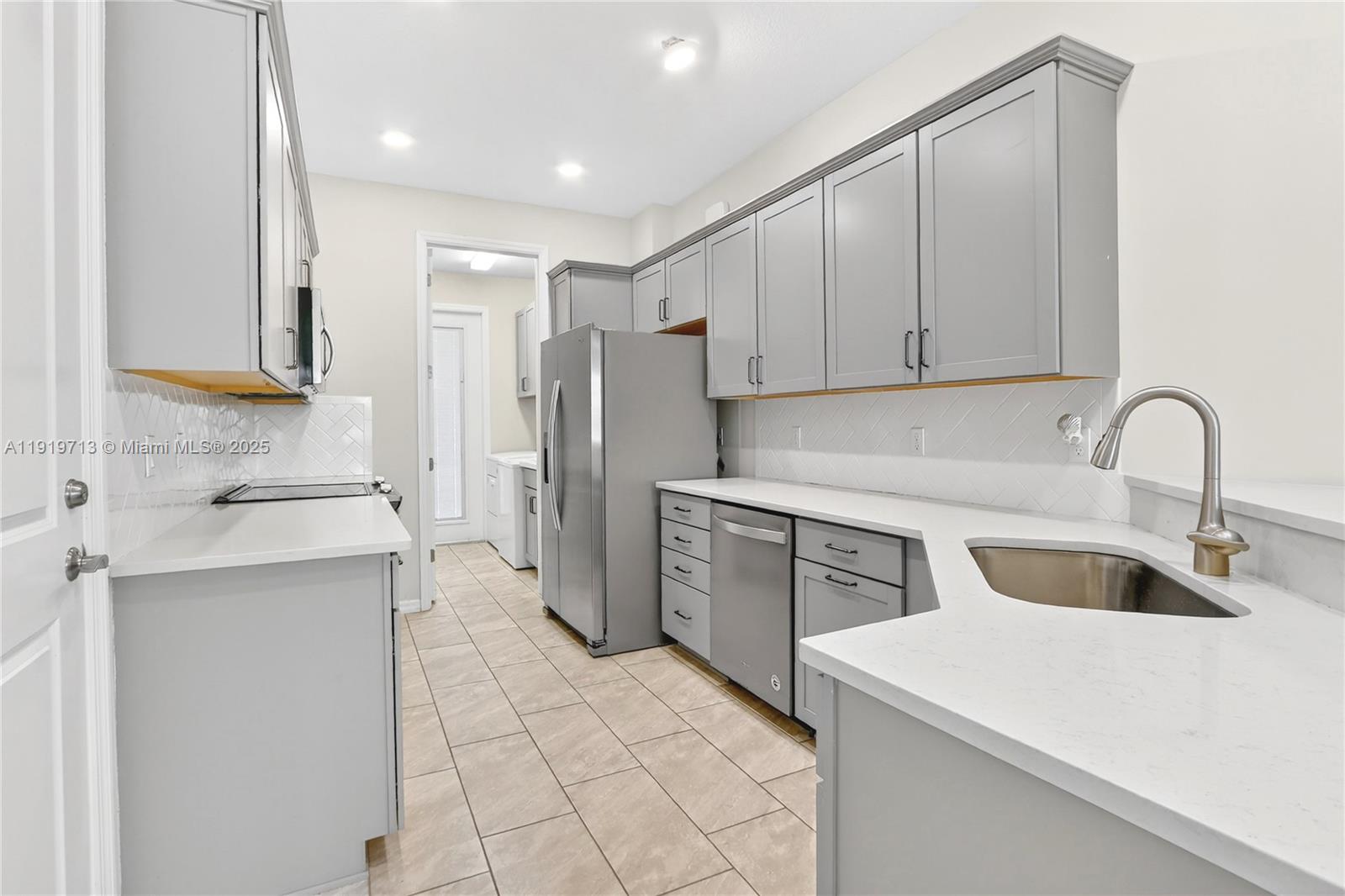 Подробнее 4144 3 / 3 1561 кв.футов $ 2025-12-05 0 Фото