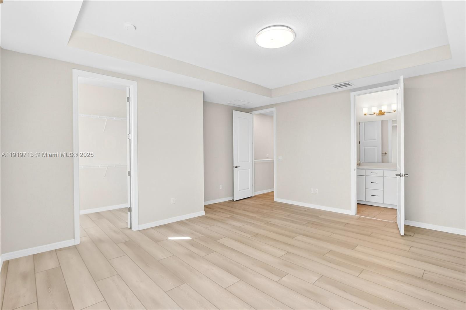 Подробнее 4144 3 / 3 1561 кв.футов $ 2025-12-05 0 Фото